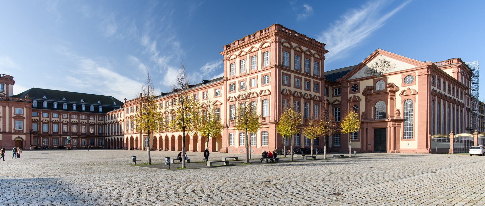 Blick vom Ehrenhof auf den Ehrenhof West.